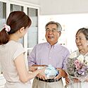 敬老の日とは？2024年は9月16日！由来やオススメのプレゼントをご紹介 ♪